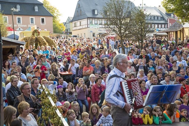 <p>
	Rund 50.000 Menschen haben das 17. Landeserntedankfest in Zwönitz (Kreis Erzgebirge) gefeiert.</p>
