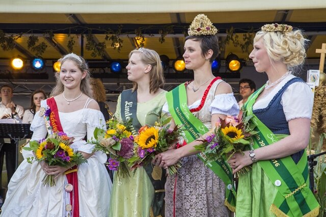 <p>
	<span class="Text">Die sächsische Schlossprinzessin, das Lindenmädchen, die sächsische Erntekönigin und die sächsische Ernteprinzessin erhielten von Wolfgang Triebert, Bürgermeister von Zwönitz, einen Blumenstraus als Dankeschön.</span></p>
