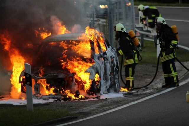 <p>
	Für eine Familie endete der Wochenendausflug am frühen Sonntagabend mit einem Totalschaden: Ihr Audi ist auf der A4-Abfahrt Frankenberg in Flammen aufgegangen.</p>
