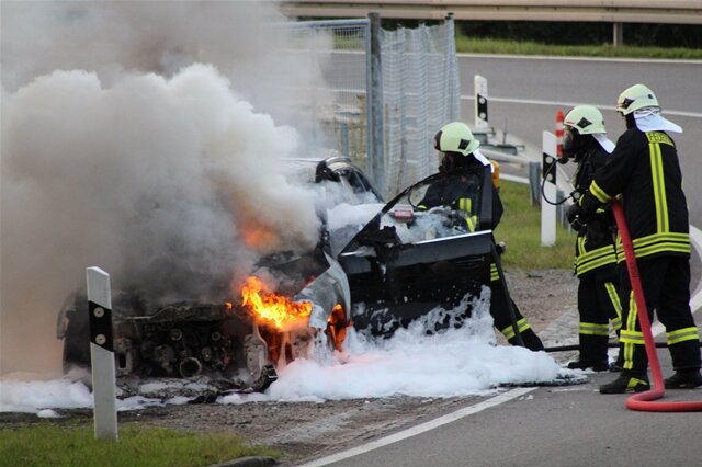<p>
	Bei Eintreffen der Freuerwehr Frankenberg stand der Audi bereits komplett in Flammen.</p>
