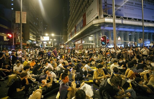 <p>
	Tausende blockierten Hauptverkehrstraßen nicht nur im Bankenviertel in Central auf der Insel Hongkong, sondern auch auf der zum Gebiet Hongkong gehörenden gegenüber liegenden Halbinsel Kowloon.</p>
