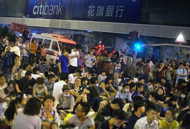 <p>
	Er dementierte Gerüchte, dass seine Regierung die chinesische Volksbefreiungsarmee um Hilfe gebeten habe. Die Demonstranten forderte Leung auf, nach Hause zu gehen. «Wir wollen kein Chaos in Hongkong.»</p>
<p>
	&nbsp;</p>
