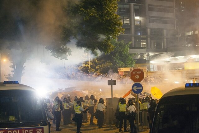 <p>
	Über Nacht war die Polizei teilweise gewaltsam mit Tränengas, Schlagstöcken und Pfefferspray gegen Demonstranten vorgegangen, ohne die Massen auflösen zu können.</p>
