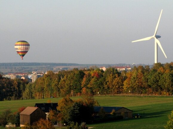 <p>
	Ein Ballon über dem Dreischlösserblick in Altenhain bei Frankenberg</p>
