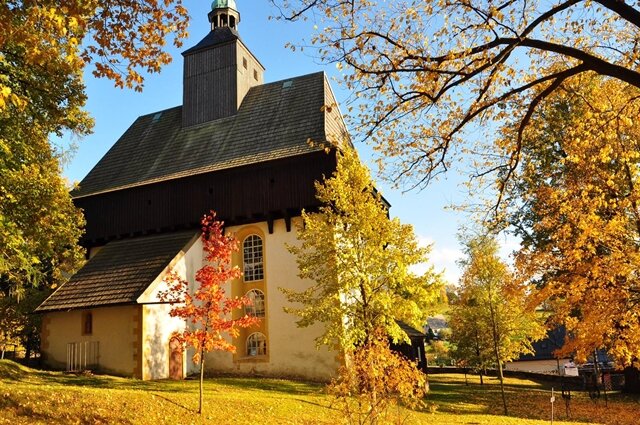<p>
	Herbstlicher Blick auf die Wehrkirche in Großrückerswalde</p>

