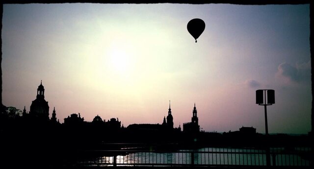 <p>
	Abendstimmung mit Ballon vor der Dresdner Altstadt-Kulisse</p>
