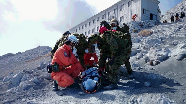 <p>
	Sie holten die restlichen der bisher entdeckten Opfer, die seit dem Ausbruch vom Samstag leblos in der Asche gelegen hatten, mit Helikoptern vom Berg.</p>

