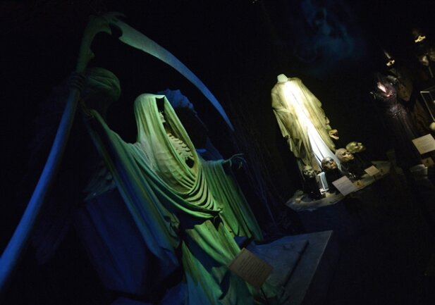 <p>
	<span class="Text">Die Statue &quot;Engel des Todes&quot; und das Gewand Lord Voldemorts werden in der Schau in Köln ebenfalls gezeigt.</span></p>
