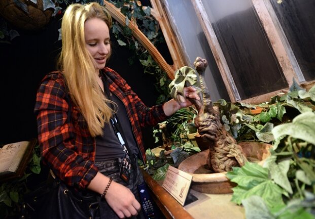 <p>
	<span class="Text">Eine Besucherin versucht am Mittwoch während der Vorbesichtung der Kölner Harry-Potter-Ausstellung eine aus Büchern und Filmen bekannte magische Pflanze namens Alraune aus ihrem Topf zu ziehen</span></p>
