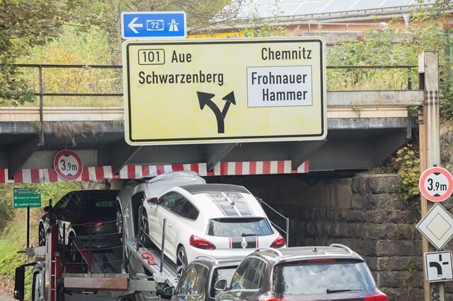 <p>
	Nichts ging mehr am Donnerstagnachmittag gegen 15.45 Uhr auf der B 101 in Annaberg-Buchholz. Ein Fahrer hatte seinen Autotransporter unter der Eisenbahnbrücke am Unteren Bahnhof verkeilt.</p>
