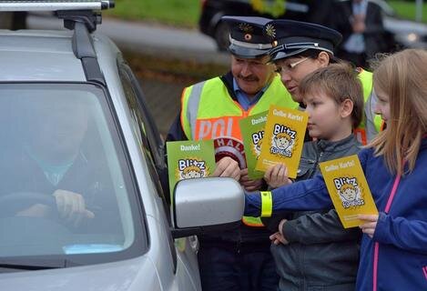 <p>
	Grundschüler der Sprachheilschule &quot;Ernst Busch&quot; verteilten mit der Polizei grüne Karten für vorbildliches Fahren.</p>

