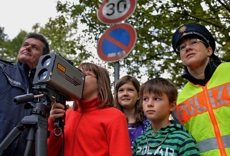 <p>
	Zwei Wochen wird die Verkehrssicherheitskampagne der Polizei Sachsen und des ADAC landesweit vor ausgewählten Grundschulen durchgeführt.</p>
