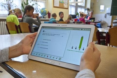 <p>
	Arbeiten mit dem Tablet-Rechner: Die Grundschule Ernst Beyer (249 Schüler) in Reinsdorf bei Zwickau nutzt die Technik seit zwei Wochen im Unterricht – als eine der ersten Grundschulen in Deutschland.</p>
