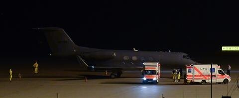 <p>
	Die Spezialmaschine kam kurz nach 5.00 Uhr. Der umgebaute „Gulfstream“-Jet verfügt über eine Isolationskammer und transportiert Ebola-Patienten aus Westafrika.&nbsp;</p>
