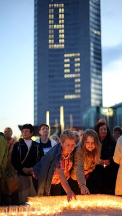 <p>
	Teil der alljährlichen Feiern in Leipzig ist das Lichtfest, bei dem unter anderem aus Kerzen eine &quot;89&quot; gebildet wird. Am Donnerstag kamen dazu rund 200.000 Menschen.</p>
<p>
	&nbsp;</p>
