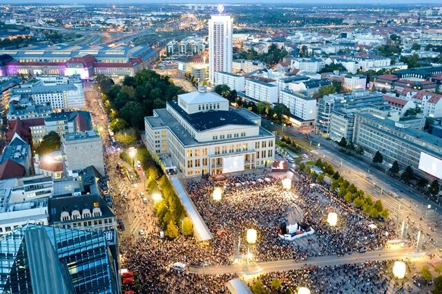 <p>
	Am 9. Oktober 1989 waren in Leipzig mehr als 70.000 Menschen auf die Straße gegangen, um Freiheit und Demokratie zu fordern.</p>
