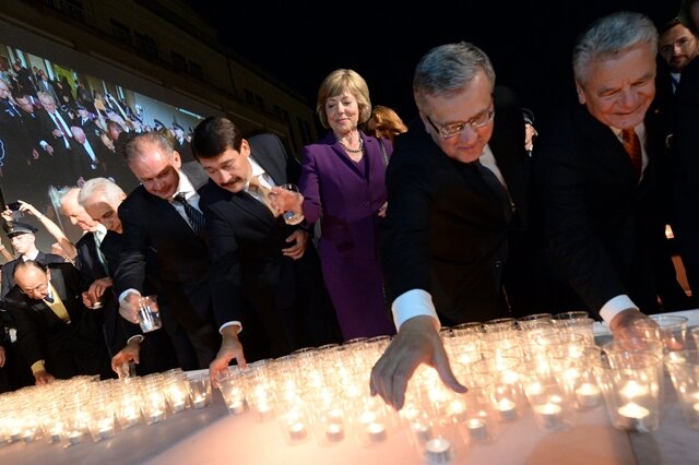 <p>
	Gauck würdigte das Engagement der vielen Bürger, das zum Sturz des DDR-Regimes geführt habe. Deshalb habe er auch die Präsidenten Ungarns, Polens, Tschechiens und der Slowakei nach Leipzig eingeladen. Sichtlich bewegt betonte Gauck: &quot;Hier und heute sagen wir es noch einmal ganz deutlich: kein 9. November ohne den 9. Oktober. Vor der Einheit kam die Freiheit.&quot;</p>
