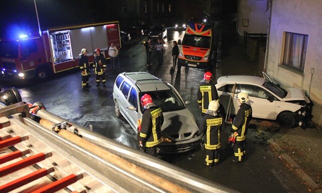 <p>
	Bei einem Zusammenstoß zweier Fahrzeuge ist am Samstagabend in Schönheide ein 31-Jähriger schwer verletzt worden.</p>
