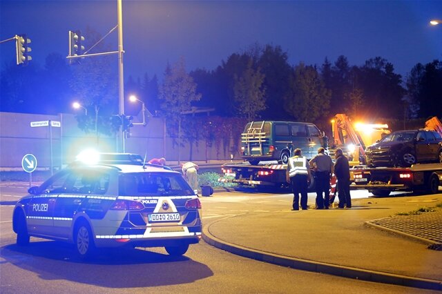 <p>
	Ein Autofahrer ist bei einem Unfall am Montagabend auf der Kreuzung Südring/Adelsbergstraße in Chemnitz gegen einen Mast geschleudert und schwer verletzt worden.</p>
