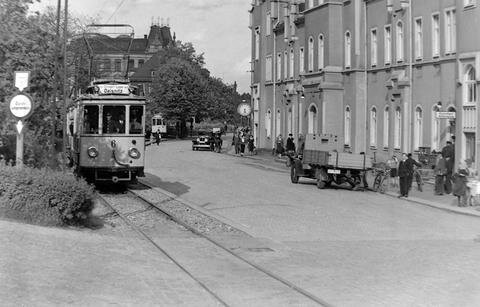 <p>
	Vor dem Bahnhof in Hohenstein-Ernstthal um 1940.&nbsp;</p>
