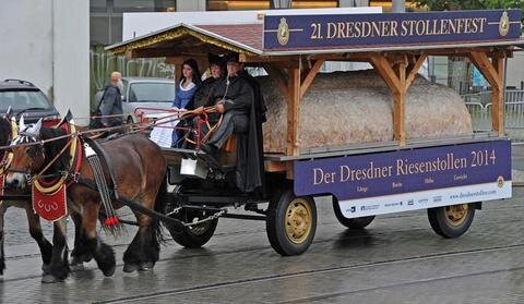 <p>
	Die Ursprünge des Stollens reichen bis ins 14. Jahrhundert zurück. Derzeit dürfen rund 150 Bäcker in Dresden und Umgebung ihre „Striezel“, wie der Stollen früher genannt wurde, mit dem Echtheitssiegel versehen. Gefeiert wird das Gebäck jedes Jahr mit dem Stollenfest - in diesem Jahr am 21. Dezember.</p>
