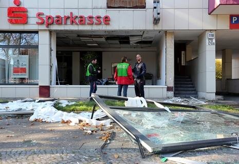 <p>
	Unbekannte Täter haben in Berlin am Sonntagmorgen eine Bankfiliale <span class="Query_Highlighted_Words">gesprengt</span>.</p>
