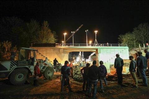<p>
	Wegen der Bauarbeiten an der Bahnbrücke war die Strecke der Erzgebirgsbahn von Chemnitz nach Olbernhau am Freitagabend zwischen Hohenfichte und Grünhainichen-Borstendorf gesperrt worden.</p>

