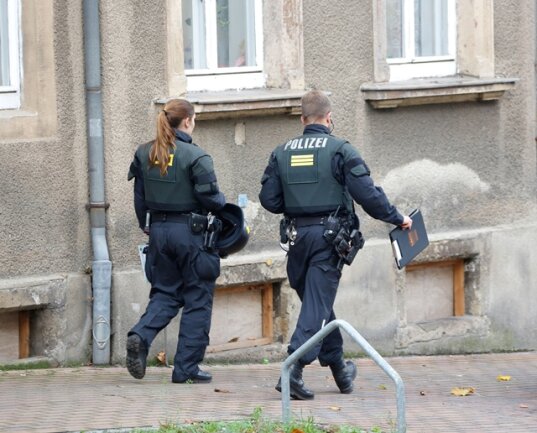 <p>
	Mit einem Großaufgebot hat die Polizei am Montag in Frankenberg das Haus einer ausländischen Großfamilie nach vermeintlichem Diebesgut durchsucht.</p>
