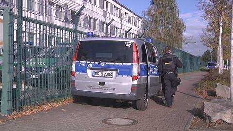 <p>
	Die Gesuchten stehen im Verdacht, im Stadtgebiet von Zwickau Drogen organisiert und verkauft zu haben.</p>
