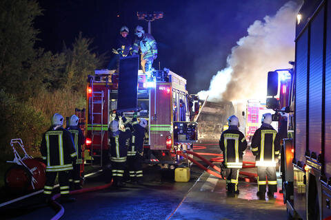 <p>
	Das Feuer war gegen 5 Uhr wegen eines technischen Defekts im Motorraum des aus Sachsen-Anhalt kommenden Fahrzeugs ausgebrochen.</p>

