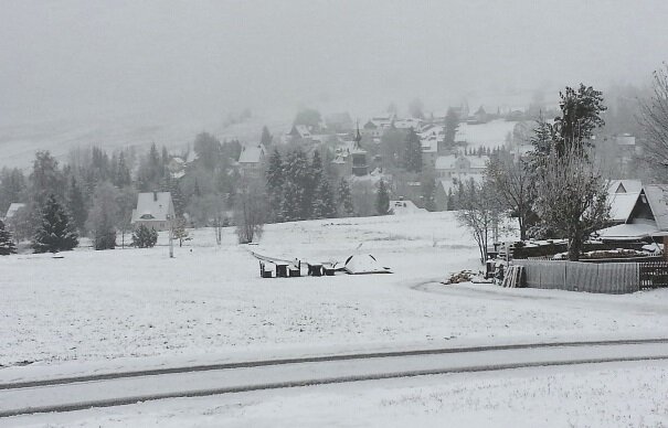 <p>
	Fünf Zentimeter Schnee am Mittwochmorgen in Carlsfeld.</p>
