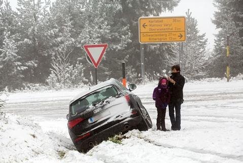 <p>
	An der Fichtelbergauffahrt rutschte ein Audi in den Straßengraben.</p>
