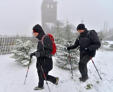<p>
	Zwei Urlauber aus Berlin stapfen am Mittwoch durch den Schnee am Fichtelberg.</p>
