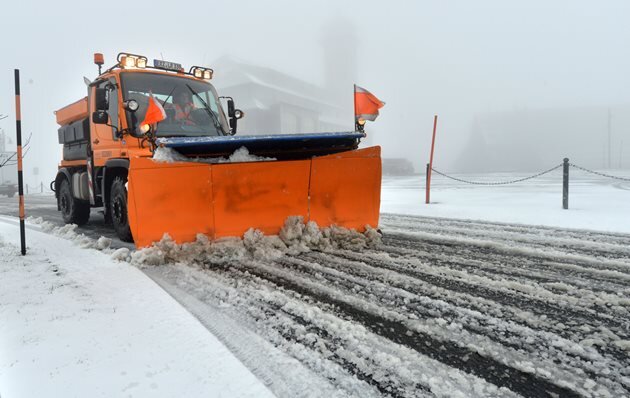 <p>
	Rund um den Fichtelberg sind Räumfahrzeuge des Winterdienstes unterwegs.</p>
