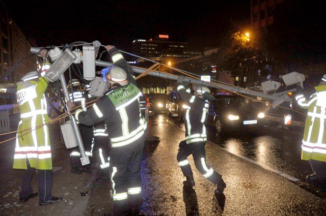 <p>
	Sturmböen haben auch in Stuttgart zahlreiche Schäden angerichtet. <span class="Text">Feuerwehrkräfte sichern in der Innenstadt eine Ampelanlage, die bei einem Sturm umfiel.</span></p>

