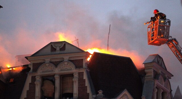 <p>
	Sie kamen in einer nahegelegenen Kirche unter, während die Feuerwehr die Flammen löschte.</p>
