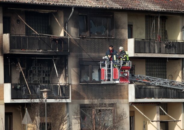 <p>
	Ein Wohnhaus in der Nähe des Unglücksortes geriet in Brand, zahlreiche weitere Gebäude wurden beschädigt, wie ein Polizeisprecher mitteilte.</p>
