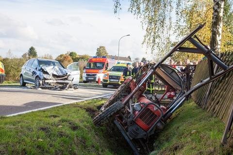 <p>
	Beim Zusammenstoß eines Mercedes und eines Traktors in Zschocken sind am Freitagnachmittag zwei Menschen verletzt worden.</p>
