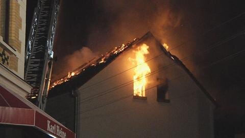 <p>
	Das Feuer brach im Dach aus&nbsp; und beschädigte auch das Dach eines Nachbarhauses.</p>
