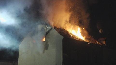 <p>
	Wegen eines Brands an der Albertstraße haben am Samstagabend 26 Menschen ihre Wohnungen verlassen müssen.</p>
