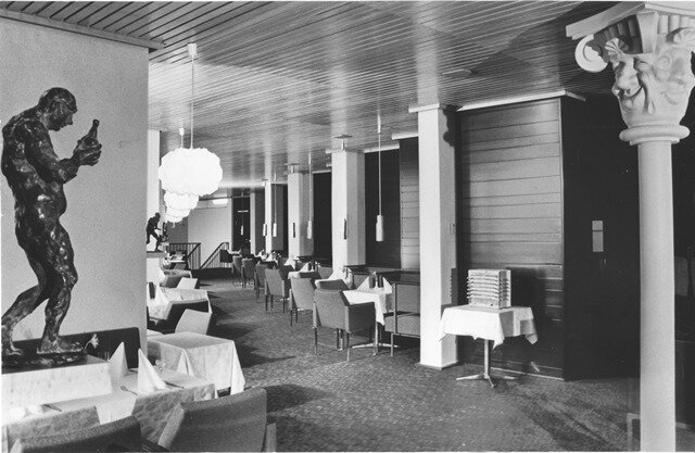 <p>
	Ein langgestreckter Raum mit aufwendiger Dekoration: So sah die Jalta-Bar bei der Eröffnung im Jahr 1974 aus.</p>
