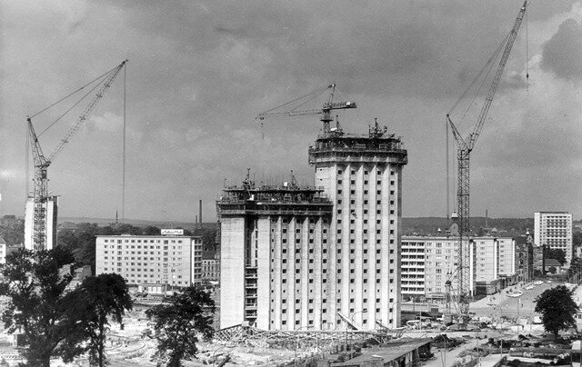 <p>
	56 von 90 Metern sind geschafft: Mit einer Geschwindigkeit von drei Metern pro Tag windet sich das Gebäude damals in die Höhe. Geplant und gebaut wurde das Hotel von 1969 bis 1974.</p>

