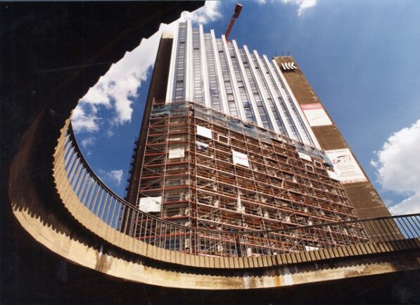 <p>
	Die Hüllen fallen: Im Juni 1994 erhält das Hotel für rund zwölf Millionen Deutsche Mark eine neue Fassade aus Glas und Aluminium.</p>
