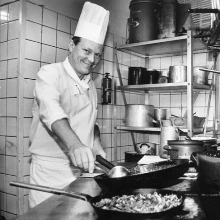 <p>
	Mit der Wende endeten die Warenprobleme: Der damalige Küchenmeister Uwe Uhlig konnte seinen Gästen ab 1990 eine neue Palette an Speisen anbieten.</p>
