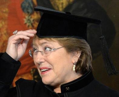 <p>
	Die in ihrer Heimat verfolgte Bachelet war in den 70er Jahren im Exil in der DDR. Sie lernte am Leipziger Herder-Institut Deutsch und studierte an der Berliner Humboldt-Universität Medizin.</p>
