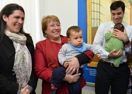 <p>
	Wissenschaftsnachwuchs von morgen: Zusammen mit den chilenischen Studenten Natalia Wiegand (links) und Michael Oliver Hohf Riveros (rechts), die an der TU Bergakademie in Freiberg eingeschrieben sind, hält die chilenische Präsidentin Michelle Bachelet ein Baby auf dem Arm.</p>
