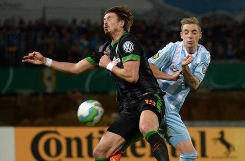 <p>
	Marco Kehl-Gómez und Werders Sebastian Prödl kämpfen um den Ball.</p>
