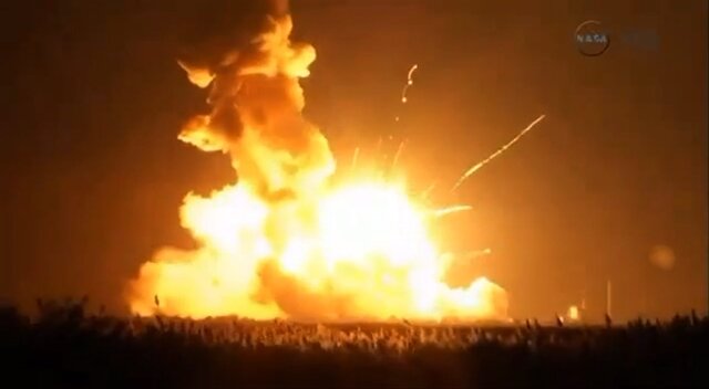 <p>
	Die Antares-Rakete hob zwar am Dienstagabend pünktlich um 18.22 Ortszeit (23.22 MEZ) ab, doch nur Sekunden später stürzte sie in einem riesigen Feuerball ins Meer und auf die Erde.</p>
