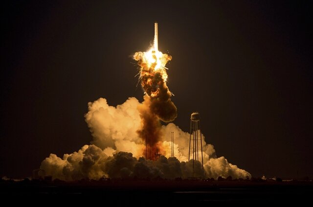 <p>
	Dramatischer Rückschlag für die US-Raumfahrt: Eine Rakete mit dem unbemannten US-Raumfrachter &quot;Cygnus&quot; explodiert beim Start in Wallops Island im US-Bundestaat Virginia.</p>
