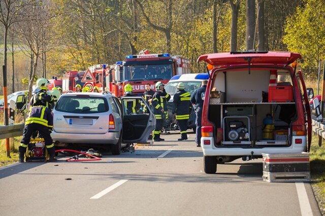 <p>
	Ein Autofahrer ist am Mittwochmittag bei einem tragischen Verkehrsunfall zwischen Kühberg und Cranzahl ums Leben gekommen.</p>
